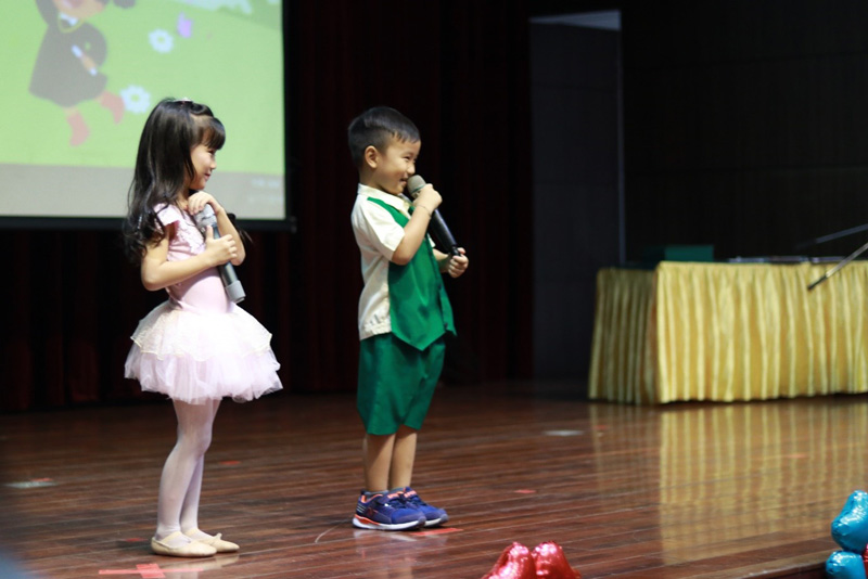 Welcoming speech in Mandarin and English by Soneka (K1) and Gavin (Nursery).