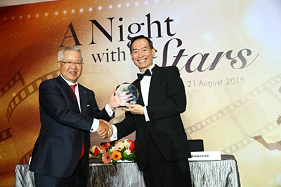 CEO of Kinderland Educare Services, Mr Robert Leong presenting a plaque to JACPA CEO Mr Katsuo Igarashi